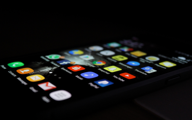 黒い背景にあるiphone